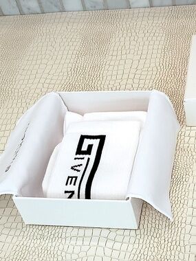 NIB RARE GIVENCHY BMB00P4037 116 WHITE CASUAL SOCKS 43-46